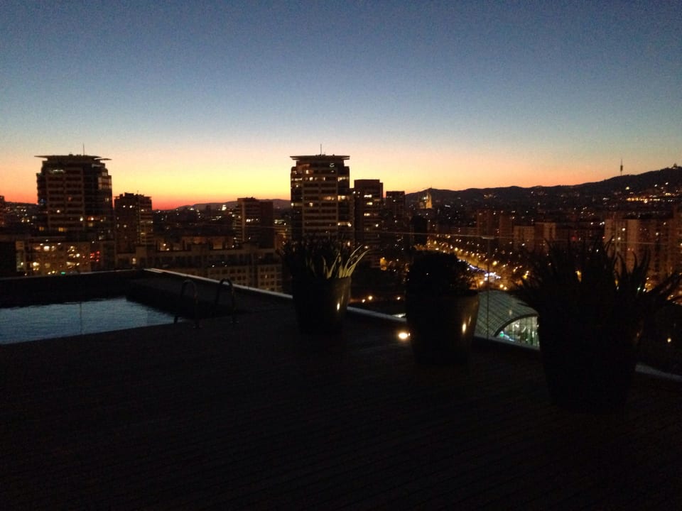 Aussicht vom Pool-Deck  Leonardo Royal Hotel Barcelona Forum