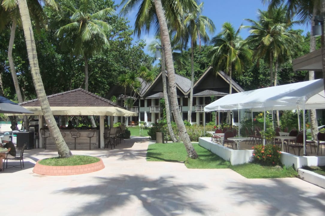 Poolbar und im Hintergrund die Gartenbungalows Hotel Palau Pacific Resort
