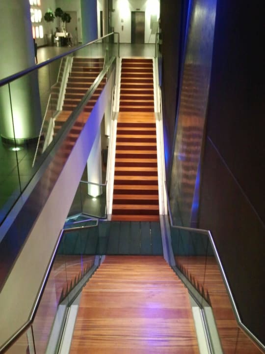 Treppe vom ersten Obergeschoss zur Rezeption centrovital Hotel Berlin