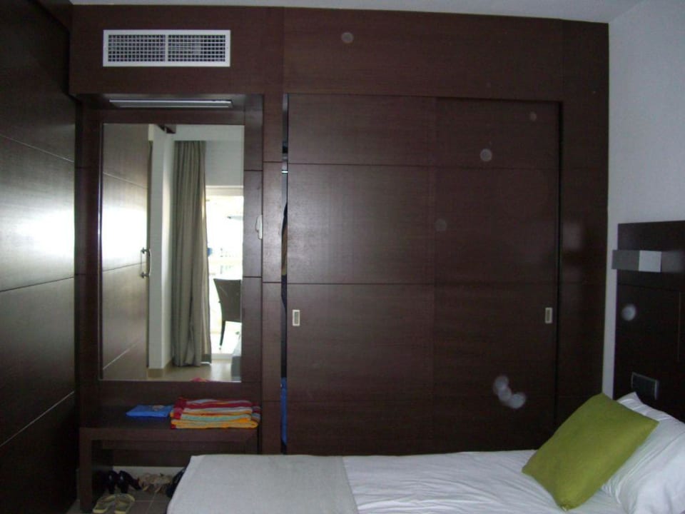 sehr geräumiger Kleiderschrank Las Gaviotas Suites Hotel