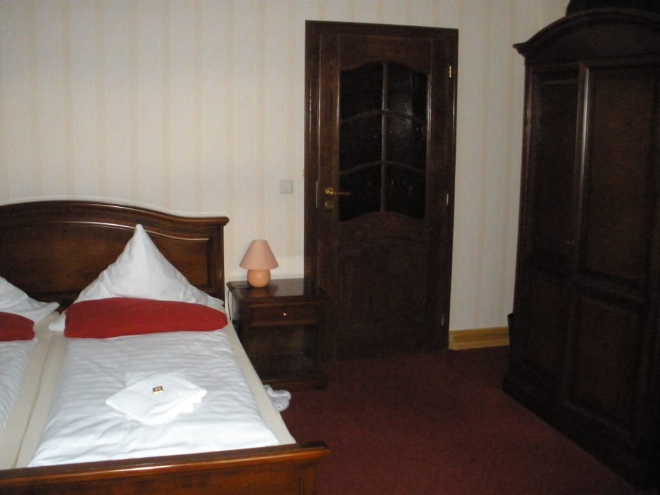 Zimmer 2, Tür zum Flur und Duschbad Schlosshotel Stecklenberg