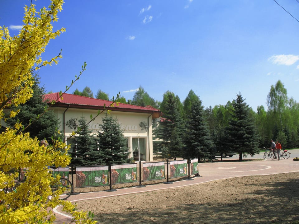 Przed hotelem Centrum Wypoczynkowo - Szkoleniowe Magdalena