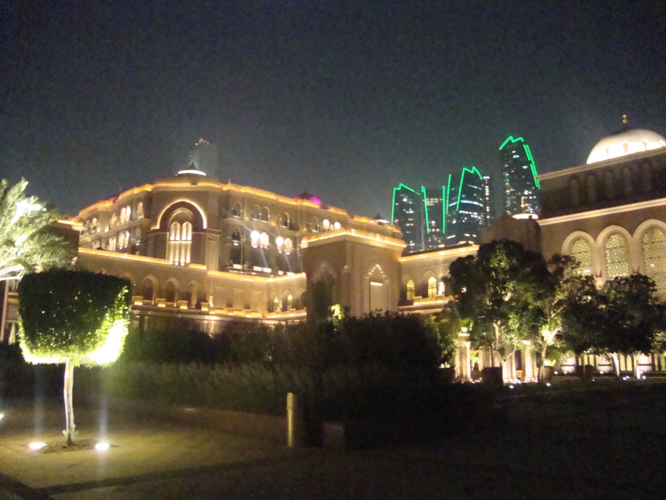 Hotel bei Nacht Emirates Palace Mandarin Oriental