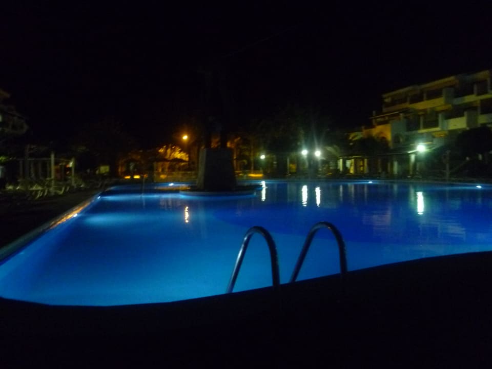 Bei Nacht FERGUS Style Bahamas