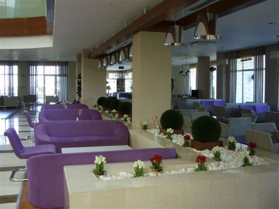 Farbenfrohe und bequeme Sitzecken im Lobbybereich Sunis Evren Beach Resort Hotel & Spa