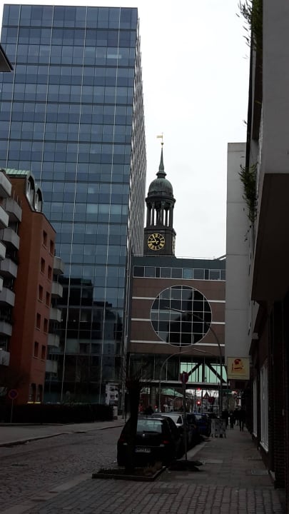 Vorm Hotel nach links Lindner Hotel Hamburg Am Michel, part of JdV by Hyatt