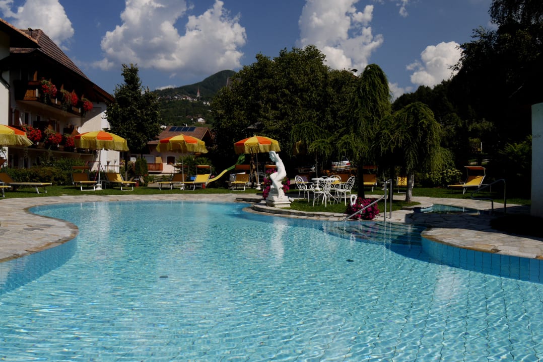 Blick über Pool nach  Tiers Hotel zur Sonne