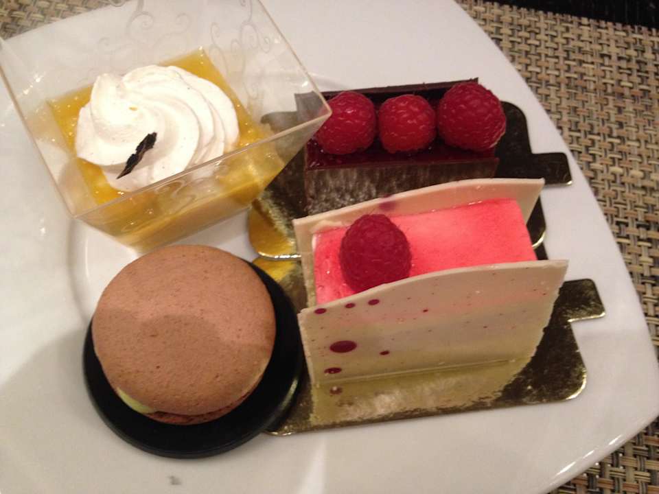 Nachtisch, alles mit viel liebe Crowne Plaza Hotel Yas Island