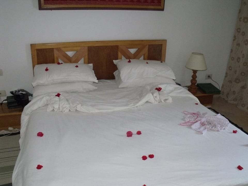 Das schöne, aber zu schmale Bett The Orangers Beach Resort and Bungalows