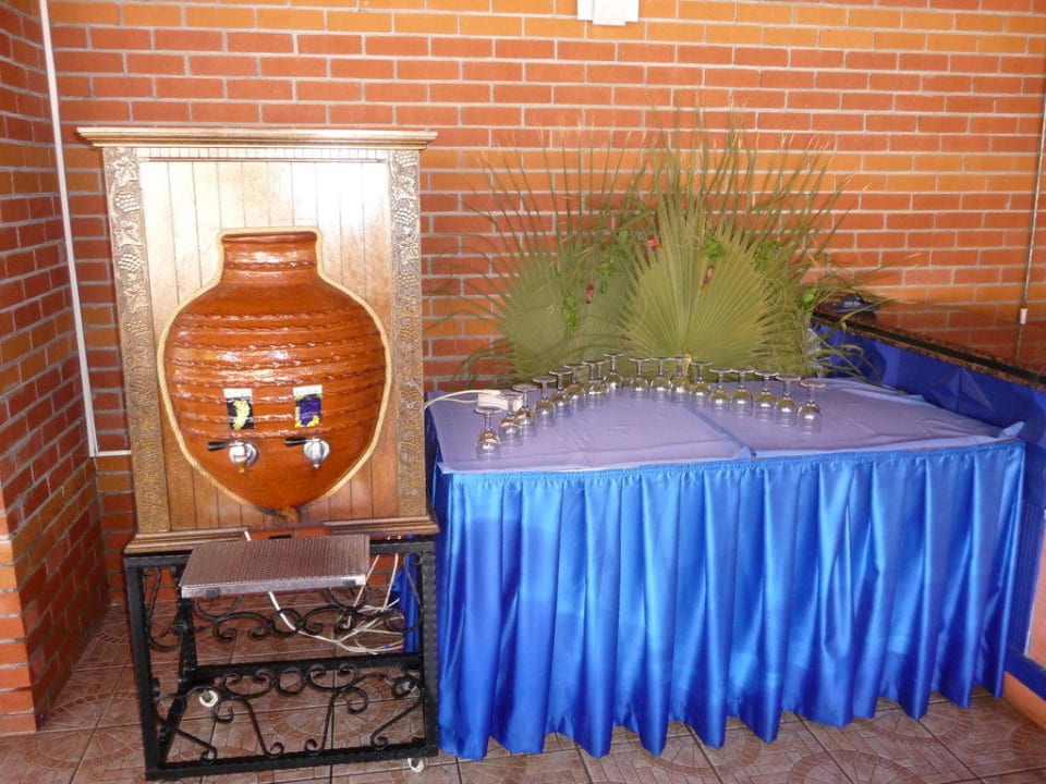 Weinspender Club Turtas Beach Hotel