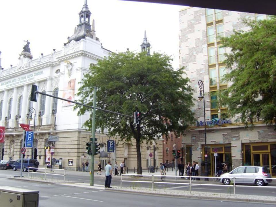 Links Theater des westens, rechts Motel One Motel One Berlin Ku'Damm