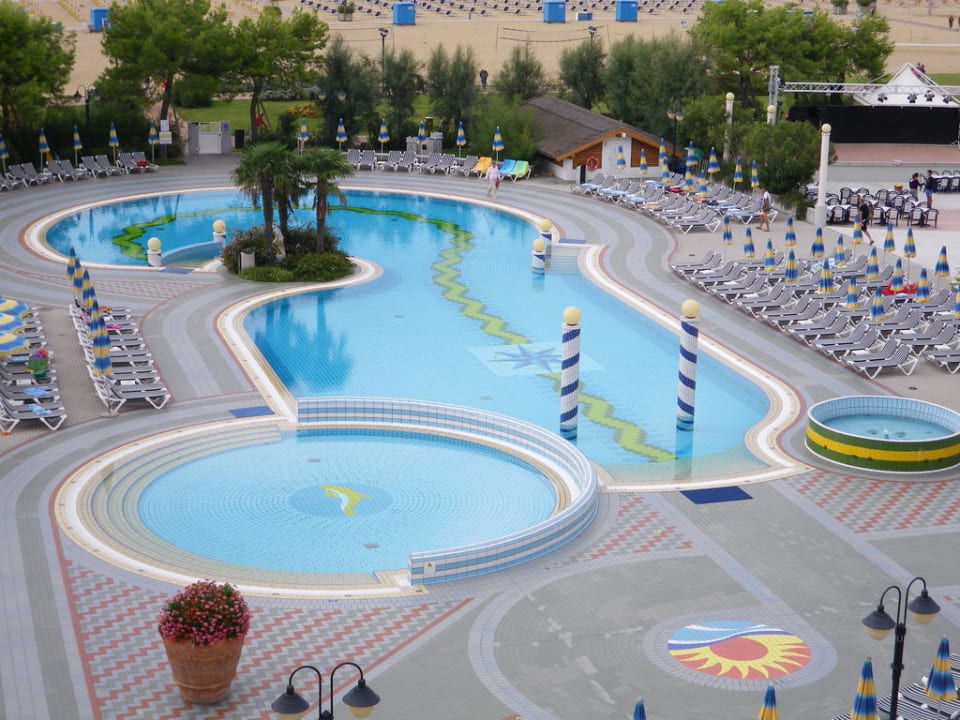 Poolanlage Aparthotel Holiday