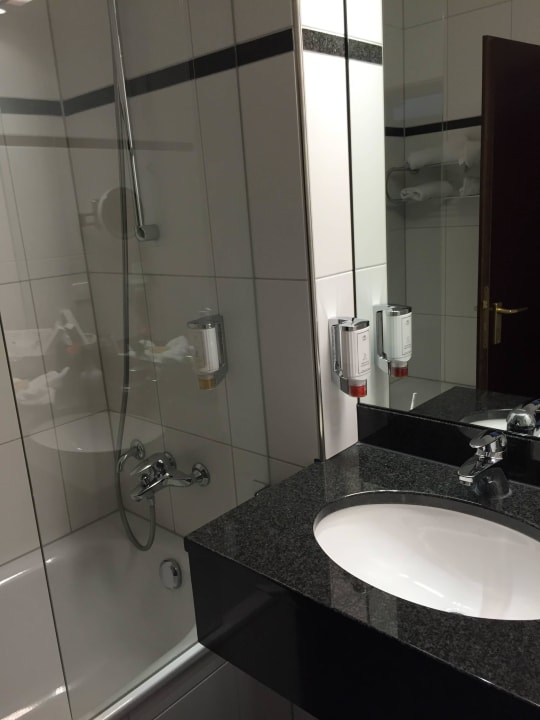 Dusche Carathotel Basel