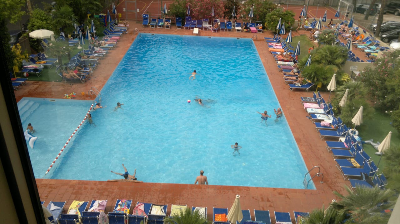 Pool auf der Rückseite des Hotels Hotel Ambasciatori