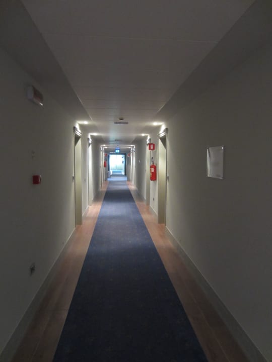 Einer der Flure - lang und kahl Grand Hotel Forlì