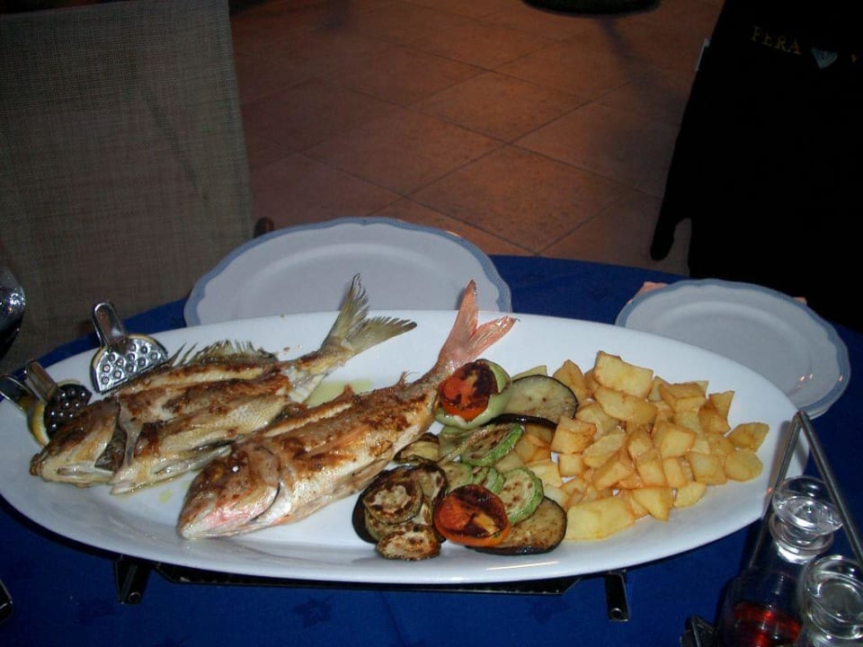 Gegrillter Fisch mit Beilage Family Resort Hotel Manora