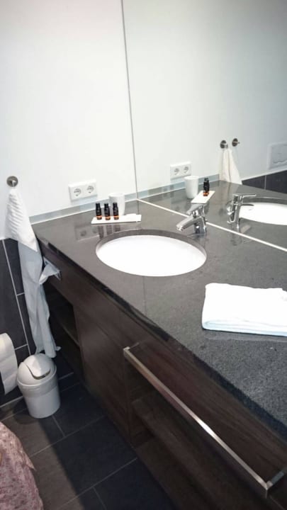 Großzügiger Waschtisch Factory Hotel