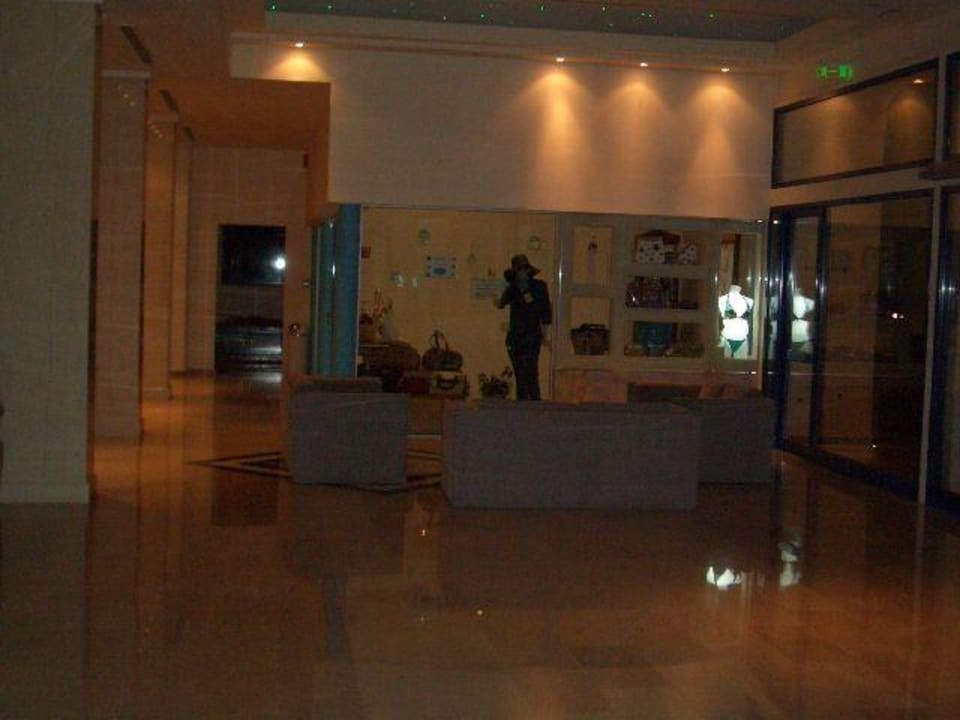 Minimarkt beim Eingang Kresten Palace Hotel