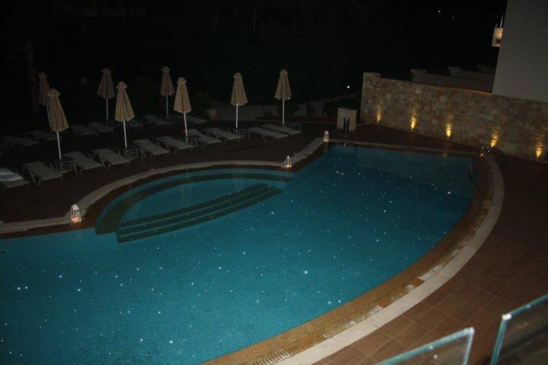 Pool bei Nacht Castello Boutique Resort & Spa