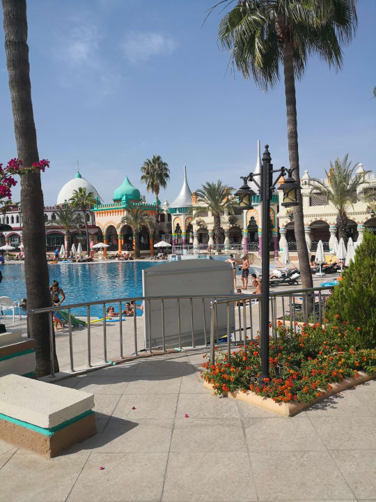 Pool Kamelya Aishen Club