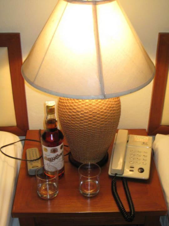 Stilleben mit Lampe und Thai - Whisky Hotel Chang Buri Resort & Spa