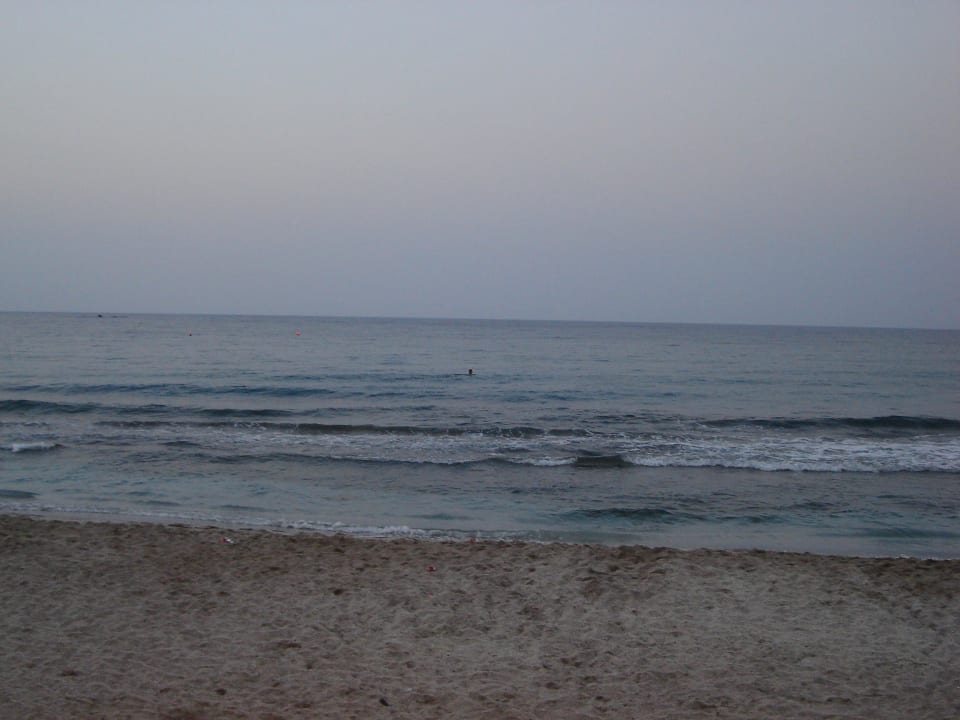 Plaża po zmroku. Hotel Agrabella