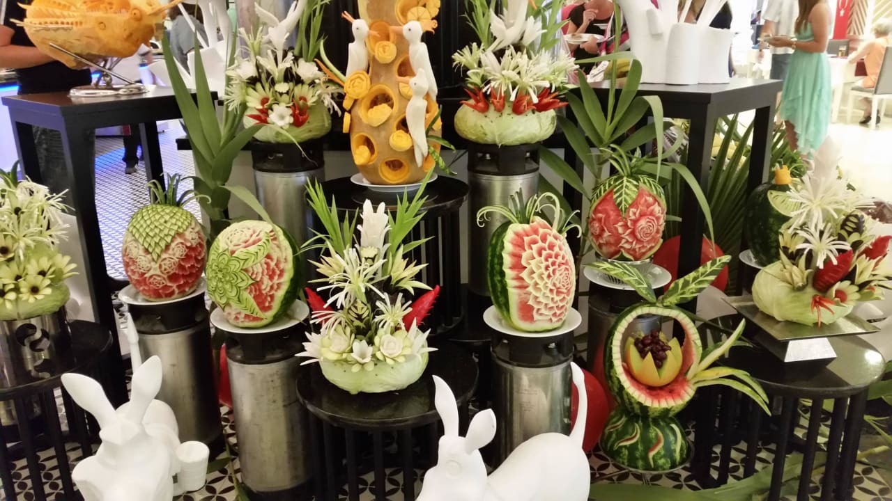 Melonenschnitzerei Mary Hotel Side