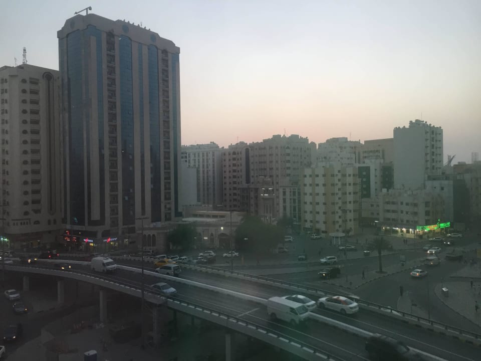 Ausblick zur Kreuzung hin Swiss-Belhotel Sharjah
