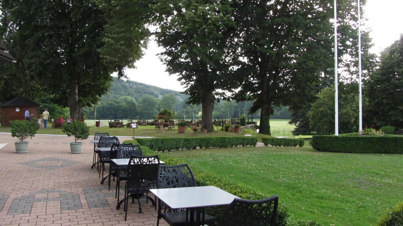 Richtung Pool, Tische für Abendessen Hotel Château de la Fleunie