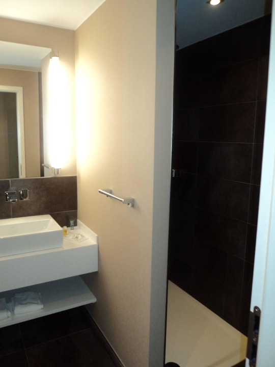 Bad mit Dusche (rechts, in den Boden eingelassen) Hotel Schönau