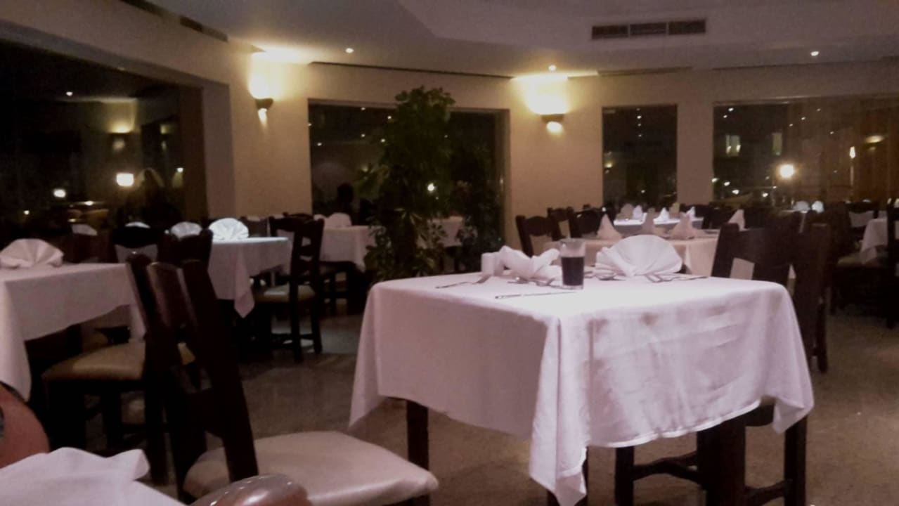 Restaurant Three Corners Equinox Beach Resort