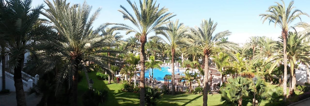 Panoramabild vom seitlichen Gebäudeteil Hotel Riu Palace Maspalomas Adults Only