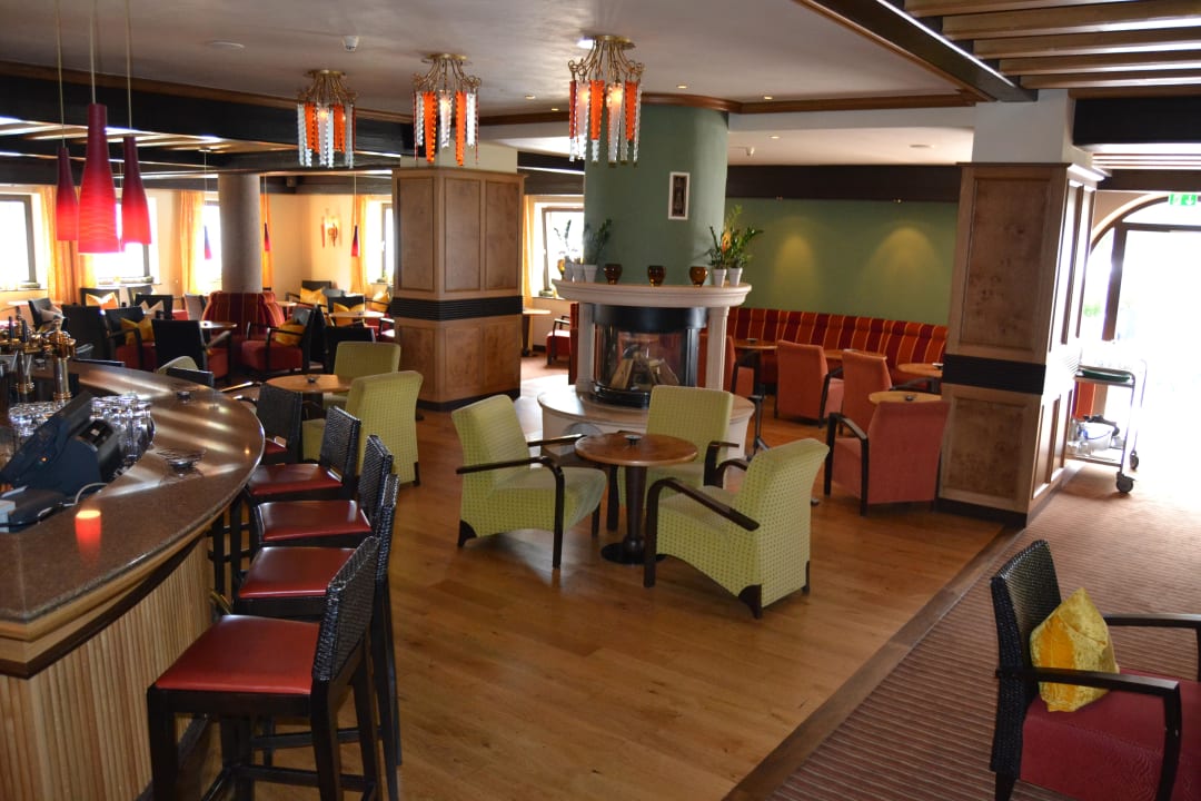 Bar im EG abends mit Livemusik aja Fürstenhaus am Achensee