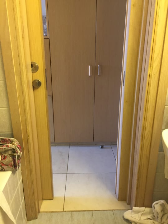 Enge Schiebetür im Badezimmer Napa Mermaid Hotel & Suites