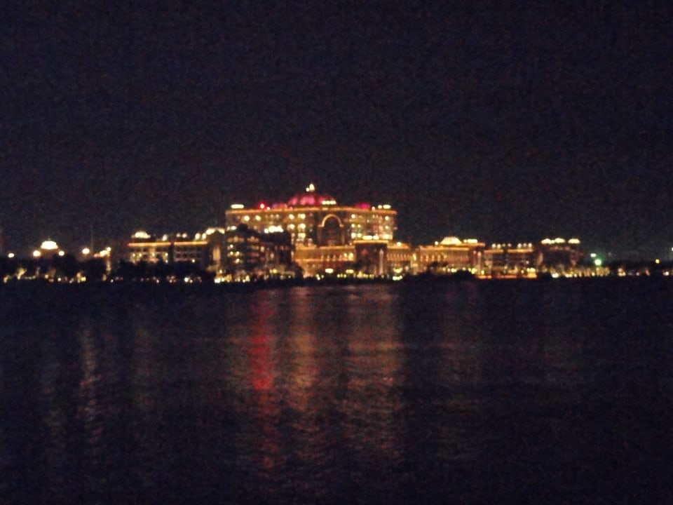 Bei Nacht von der MarinaMall aus Emirates Palace Mandarin Oriental