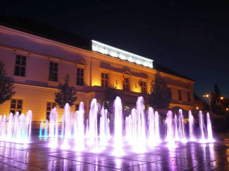 Hotel bei Nacht + Wasserspiele Hotel Magyar Király