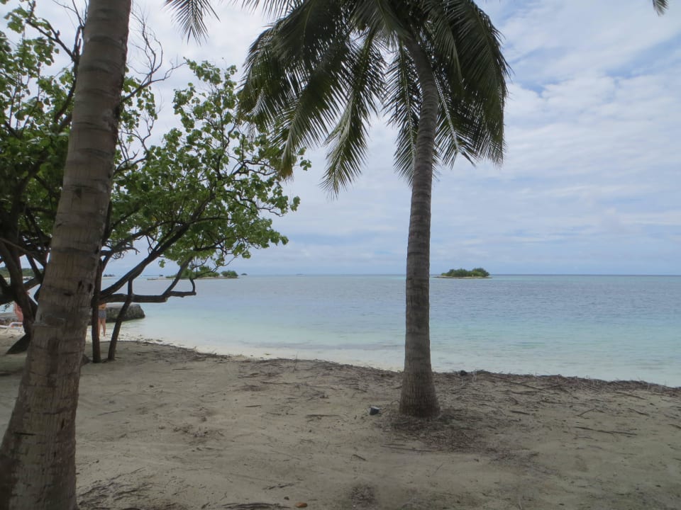 Spaziergang am Strand und den Beachvillen Adaaran Select Hudhuran Fushi - Premium All Inclusive