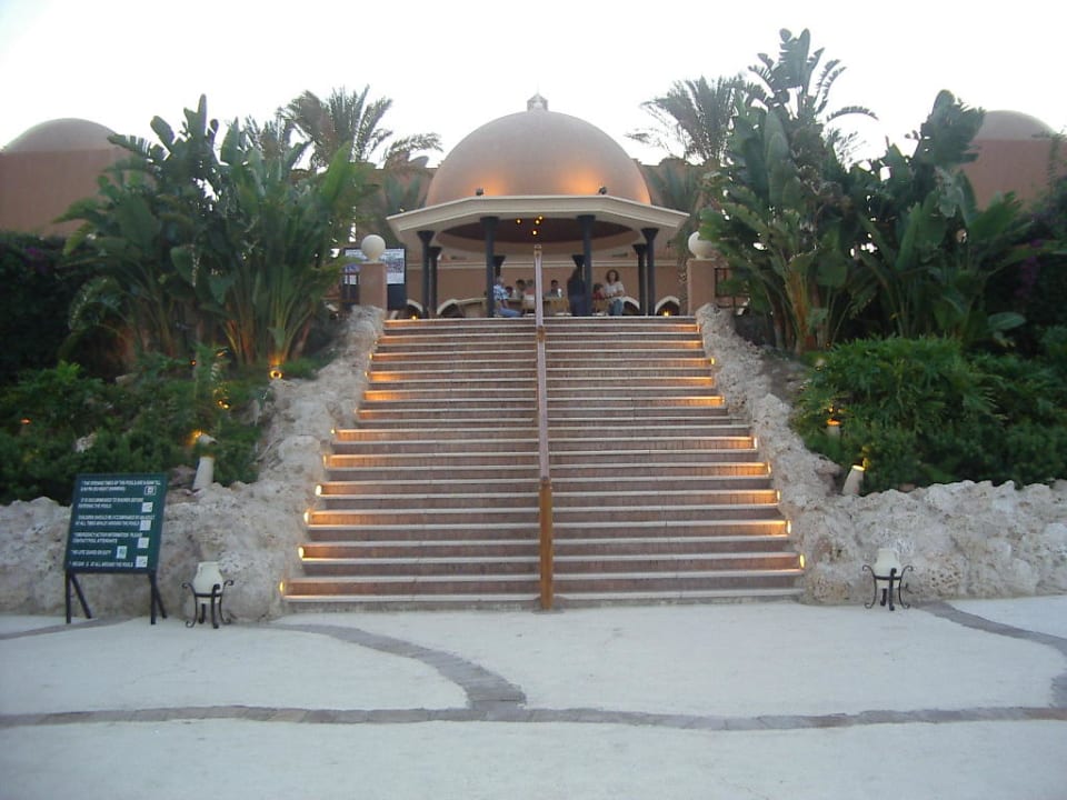 Treppe vom Pool zur Haupt-Terrasse Grand Makadi