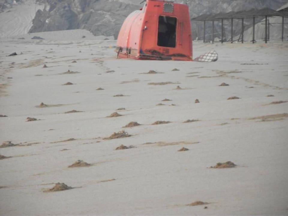 Gestrandete Rettungskapsel an den Strand gespült Miramar Al Aqah Beach Resort