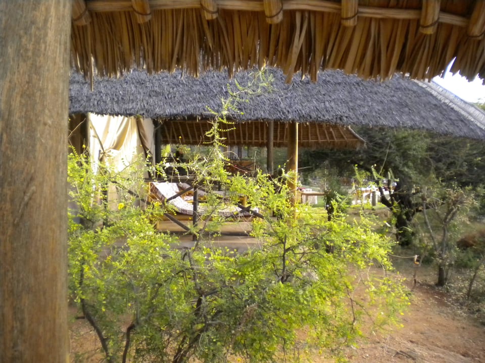 Blick zum Nachbarzelt Man Eaters Camp/Lodge