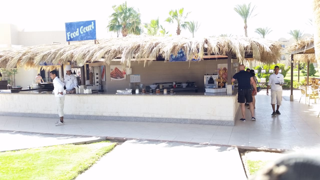 Der Strandimbiss mit Terasse - rechts im Bild Jaz Makadi Oasis Resort