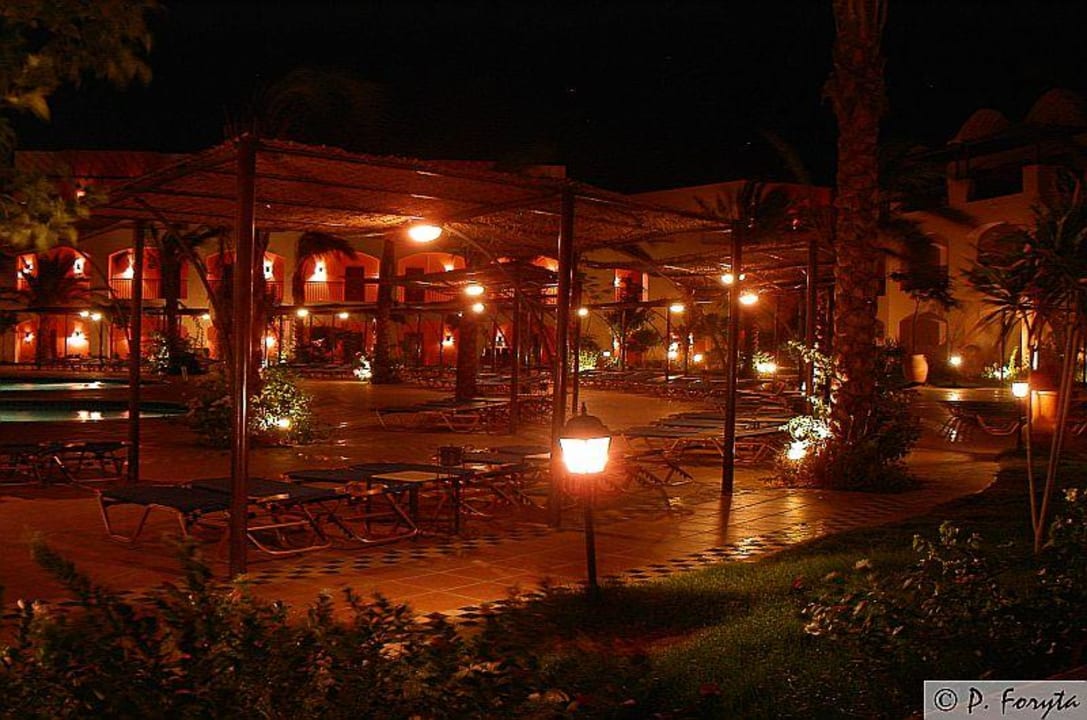 Poolanlage in der Nacht Jaz Makadi Saraya Resort