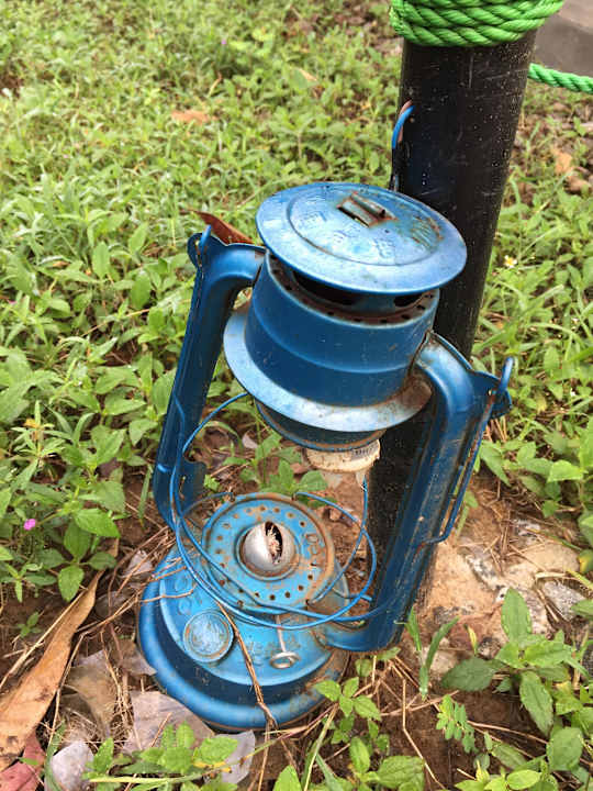 Lampe am Weg, alles ist kaputt und runtergekommen Guesthouse Wild Trails Udawalawe