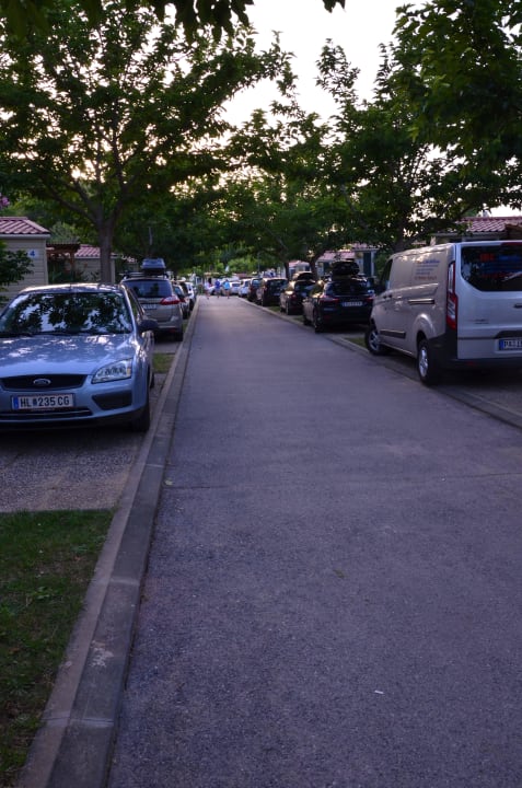 Ruhige Straße zwischen den Mobilheimen Valamar Camping San Marino