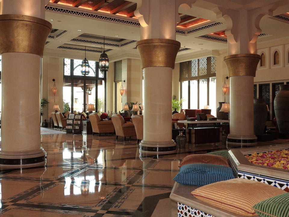 Kaffeerestaurant in der Lobby Jumeirah Mina A'Salam