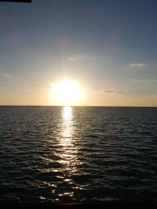 Sonnenaufgang vom Balkon der Wasservilla519 Summer Island Maldives