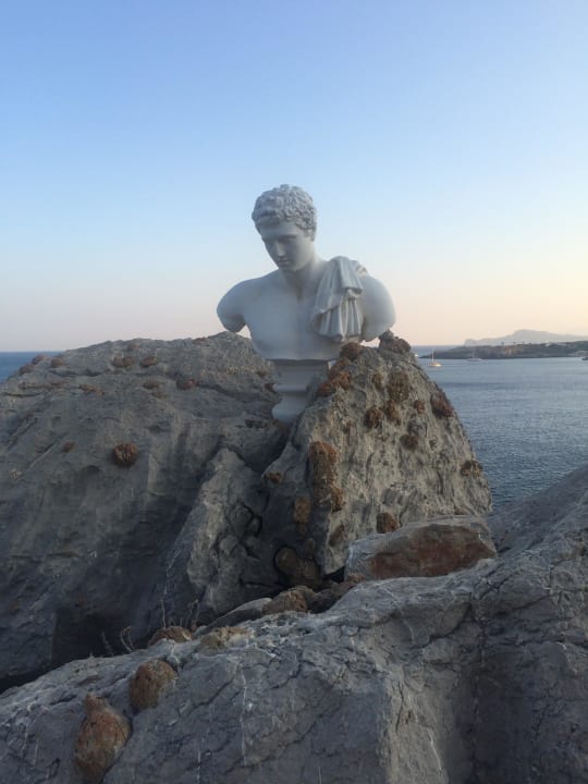 Statue auf dem Weg zum Strand vom Restaurant Hotel Kalithea Horizon Royal