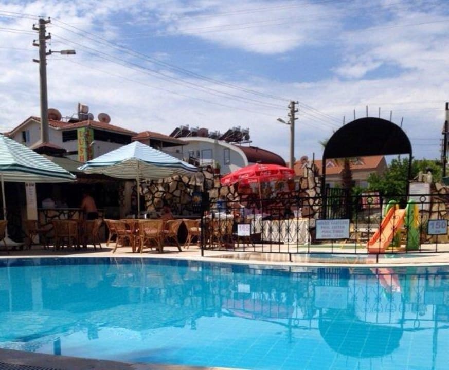 Am Pool  Semoris Hotel