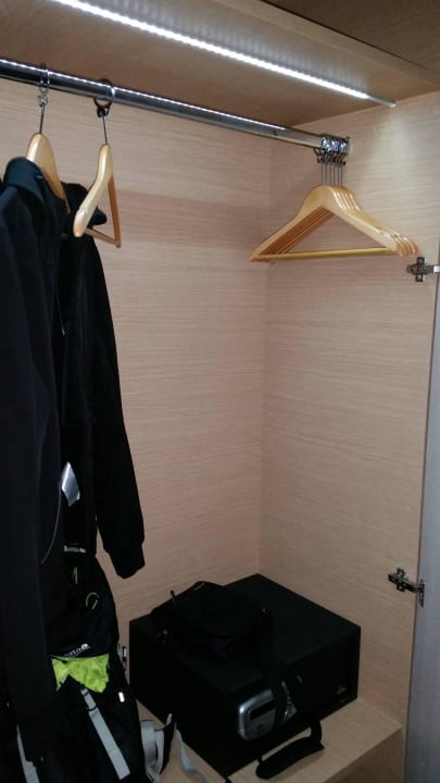 Kleiderschrank mit Beleuchtung Atlantica Akti Zeus Hotel