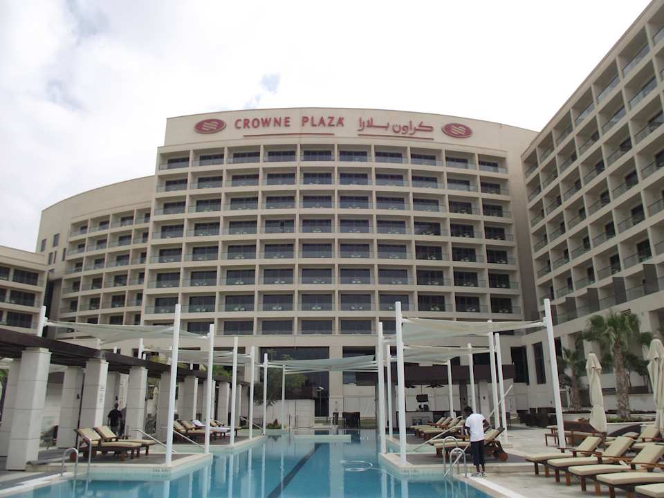 Vom Pool zur Hinterfront des Hauses Crowne Plaza Hotel Yas Island